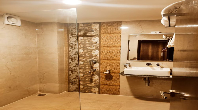 hotel adlife luxury, srinagar washroom
