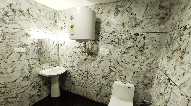 hotel park plaza srinagar, kashmr room washroom