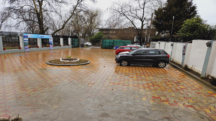 kashmir mahal resorts parking