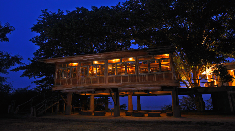 ken river lodge night view