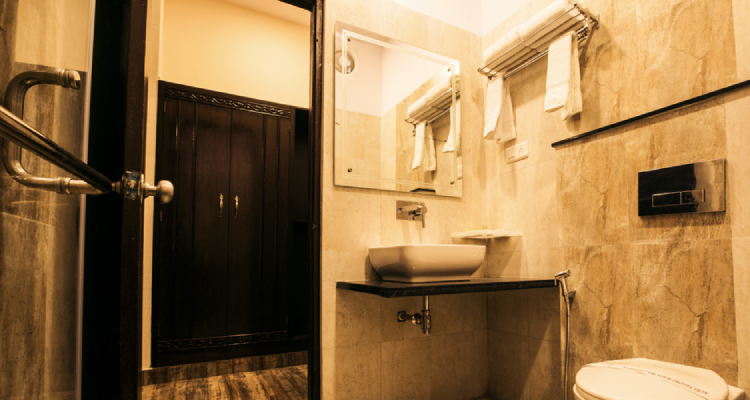 rtb-nationalresort-washroom1